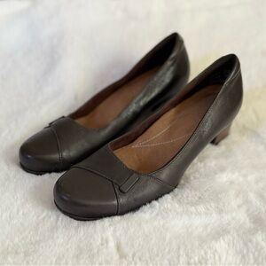 CLARKS 10 Artisan Rosalyn Belle Leather Pumps in Dark Brown • Heels